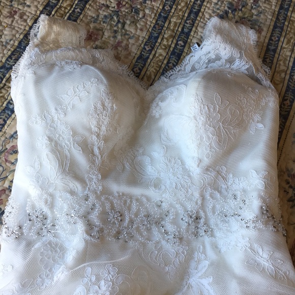 Wedding dress - Picture 2 of 4